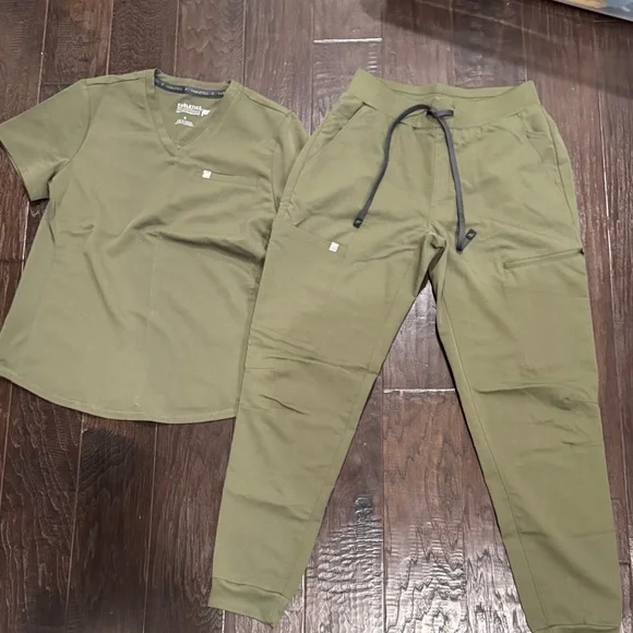 Fabletics Sage Green Scrub Set - Picture 4 of 5